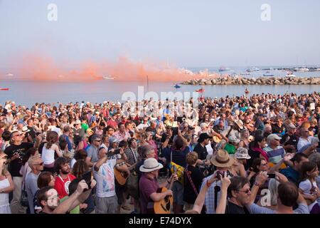 Lyme Regis, dans le Dorset, UK. 6 Septembre, 2014. Les guitaristes de tout le Royaume-Uni se sont réunis aujourd'hui pour la guitare sur la plage, maintenant à sa 2e année, et atteint un record de 3325 joueurs effectuant "Rave On", "Rockin' All Over the World" et "de la fumée sur l'eau" à l'unisson sur la plage de Lyme Regis. Deep Purple, le chanteur Ian Gillan est revenu de l'US tour à la tête de l'événement. Crédit : Tony Charnock/Alamy Live News Banque D'Images
