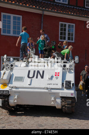 Copenhague, Danemark. 6 Septembre, 2014. Porte ouverte dans le cadre des célébrations marquant le 400e anniversaire de l'armée danoise. Un grand nombre de membres et anciens membres du personnel de service, les anciens combattants, les familles, les Danois et les touristes curieux de visiter l'une des expositions, spectacles, et des activités à la Citadelle (Kastellet) et la Churchill Park voisin. S'approcher de la ligne, dans, sur, et de poser des questions à propos de vintage et contemporain combat et des véhicules a été un succès. Ici un véhicule de piste dans la région. vintage Credit : Niels Quist/Alamy Live News Banque D'Images