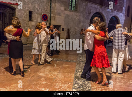 Perpignan, France, groupe personnes couples seniors Français, danse de rue, Tango sur la place de la ville la nuit d'été, rue couple sud de la france, couple tango romantique Banque D'Images