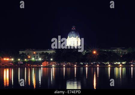 Vue nocturne de la Saskatchewan Legislative Building sur le lac Wascana, Regina, Saskatchewan, Canada. Le bâtiment a été construit entre 1908 un Banque D'Images