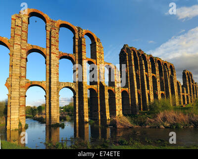 L'Acueducto de los Milagros (Anglais : Aqueduc miraculeux) est un pont-aqueduc romain, une partie de l'aqueduc construit à su Banque D'Images