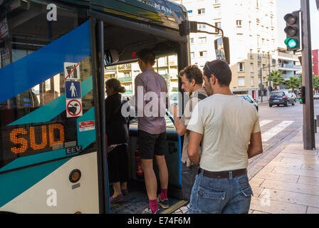 Perpignan, France, Groupe de personnes à bord d'autobus public Banque D'Images