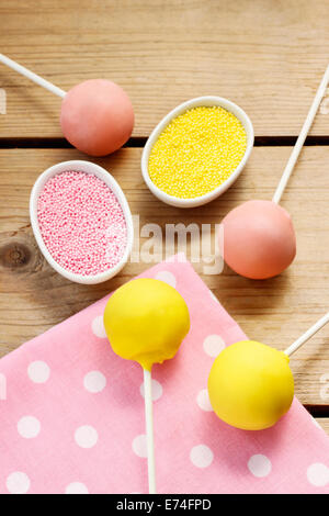 Jaune et rose cake pops. Partie dessert Banque D'Images