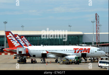 Airbus A 320 Tam à l'aéroport international de Brasilia Brésil Banque D'Images