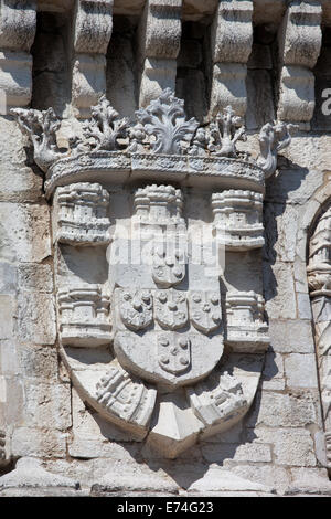 Armoiries royales du Roi Manuel I à la Tour de Belém à Lisbonne, Portugal. Banque D'Images