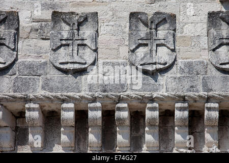 La Tour de Belém balustrade détails avec des croix de l'Ordre du Christ à Lisbonne, Portugal. Banque D'Images