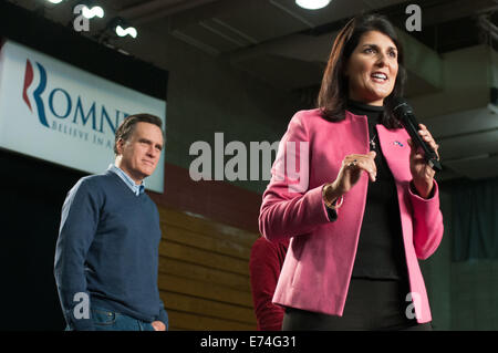 Gouverneur de Caroline du Sud, Nikki Haley est titulaire d'un rassemblement électoral avec Mitt Romney à Derry, NH. Le 01/07/2014 Banque D'Images