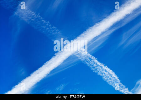 Liverpool, Merseyside, UK 6 Septembre, 2014. Météo britannique. Des traînées de vapeur formant un Écossais bleu et blanc Saltaire, Ecosse de drapeau national, dans le ciel au-dessus de Liverpool. Credit : Mar Photographics/Alamy Live News Banque D'Images