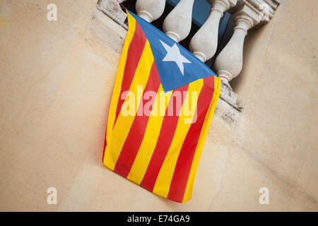 Drapeau de la Catalogne indépendante accrochée au mur Banque D'Images