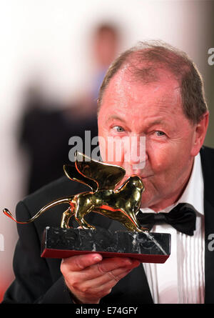 Venise, Lido de Venise. Sep 6, 2014. Réalisateur Roy Andersson baisers Golden Lion du meilleur film qu'il a reçus pour son film 'UN Pigeon s'est assis sur une branche en raison de l'existence' au cours de la cérémonie de remise des prix de la 71e Mostra de Venise, à Lido de Venise, l'Italie le 6 septembre 2014. Le Swedish Film a remporté le Lion d'or pour le Meilleur Film, le plus haut prix remis lors du 71e festival du film de Venise qui s'est terminé ici le samedi. Credit : Liu Lihang/Xinhua/Alamy Live News Banque D'Images