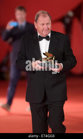 Venise, Lido de Venise. Sep 6, 2014. Réalisateur Roy Andersson pose avec Lion d'or pour le Meilleur Film qu'il a reçus pour son film 'UN Pigeon s'est assis sur une branche en raison de l'existence' au cours de la cérémonie de remise des prix de la 71e Mostra de Venise, à Lido de Venise, l'Italie le 6 septembre 2014. Le Swedish Film a remporté le Lion d'or pour le Meilleur Film, le plus haut prix remis lors du 71e festival du film de Venise qui s'est terminé ici le samedi. Credit : Liu Lihang/Xinhua/Alamy Live News Banque D'Images