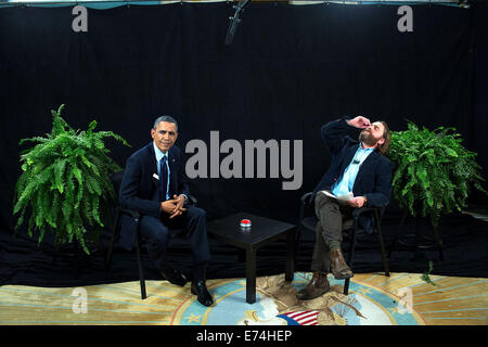 Le président Barack Obama participe à une entrevue avec Zach Galifianakis pour 'Entre deux fougères avec Zach Galifianakis' dans la Banque D'Images