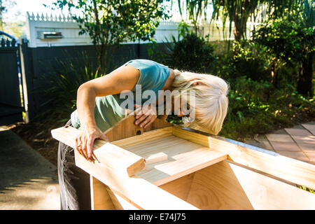 Femme faisant une barre supérieure ruche, Brisbane, Queensland, Australie Banque D'Images