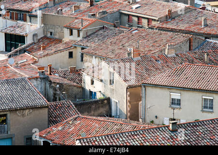Depuis les remparts de la ville médiévale fortifiée de Carcassonne sur les toits de la ville basse Banque D'Images