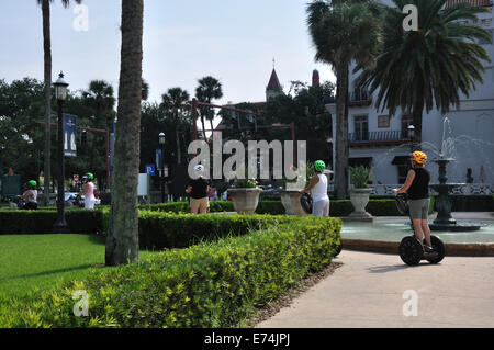 Les touristes avec les scooters Segway au centre-ville de Saint Augustine, Floride, USA Banque D'Images