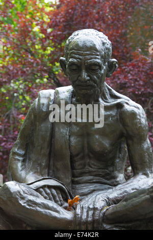 Une statue du Mahatma Gandhi, sculptée par Fredda brillant dans les jardins à Tavistock Square, Londres Banque D'Images