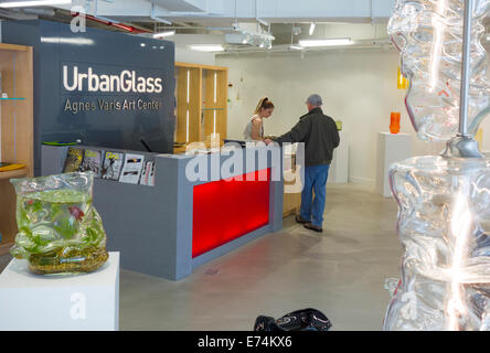 Installation de soufflage de verre en milieu urbain à Brooklyn NY Banque D'Images