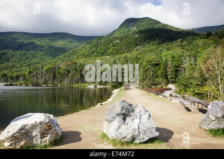 Bleu de l'étang de castors dans la région de Kinsman encoche des Montagnes Blanches du New Hampshire, USA pendant les mois d'été. Banque D'Images