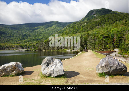 Bleu de l'étang de castors dans la région de Kinsman encoche des Montagnes Blanches du New Hampshire, USA pendant les mois d'été. Banque D'Images