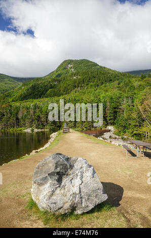 Bleu de l'étang de castors dans la région de Kinsman encoche des Montagnes Blanches du New Hampshire, USA pendant les mois d'été. Banque D'Images