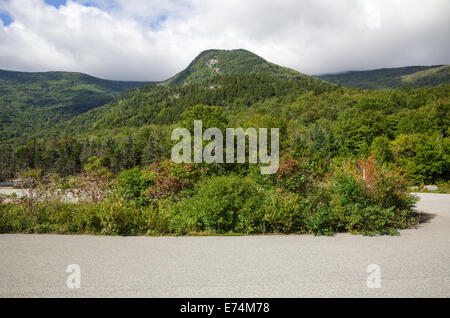 Bleu de l'étang de castors dans la région de Kinsman encoche des Montagnes Blanches du New Hampshire, USA pendant les mois d'été. Banque D'Images