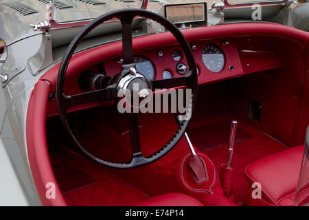 Pilotage d'un 1952 Jaguar XK 120 OTS. Les collectionneurs de voitures historiques se sont réunis à Turin pour un concours d'élégance automobile. Banque D'Images