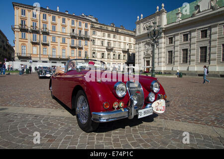 Torino, Italie. 6 Septembre 2014.Un 1958 Jaguar XK 150 DHC arrive sur la Piazza Carlo Alberto, Torino. Les collectionneurs de voitures historiques se sont réunis à Turin pour un concours d'élégance automobile. Banque D'Images