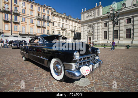 Torino, Italie. 6e septembre 2014. Une Cadillac Coupe de Ville 1949 arrive sur la Piazza Carlo Alberto. Les collectionneurs de voitures historiques se sont réunis à Turin pour un concours d'élégance automobile. Banque D'Images