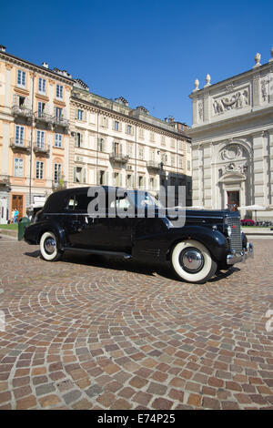 Torino, Italie. 6e septembre 2014. Une Cadillac Town Car 1938 arrive sur la Piazza Carlo Alberto. Les collectionneurs de voitures historiques se sont réunis à Turin pour un concours d'élégance automobile. Banque D'Images