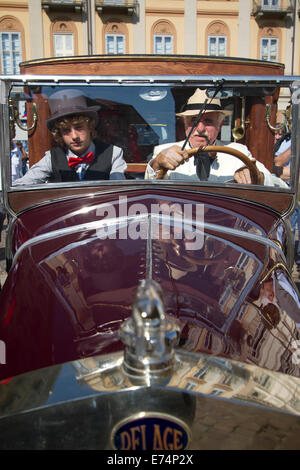 Torino, Italie. 6e septembre 2014. Un couple habillés avec des costumes d'une Delage 1921 lecteurs de. Les collectionneurs de voitures historiques se sont réunis à Turin pour un concours d'élégance automobile. Banque D'Images