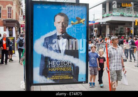 Toronto, Canada. Sep 6, 2014. Visiteurs passe devant une affiche de film à la zone piétonne du 39e Festival International du Film de Toronto à Toronto, Canada, le 6 septembre 2014. Credit : Zou Zheng/Xinhua/Alamy Live News Banque D'Images