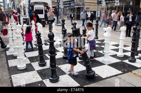 Toronto, Canada. Sep 6, 2014. Les enfants jouent avec les échecs à la zone piétonne du 39e Festival International du Film de Toronto à Toronto, Canada, le 6 septembre 2014. Credit : Zou Zheng/Xinhua/Alamy Live News Banque D'Images