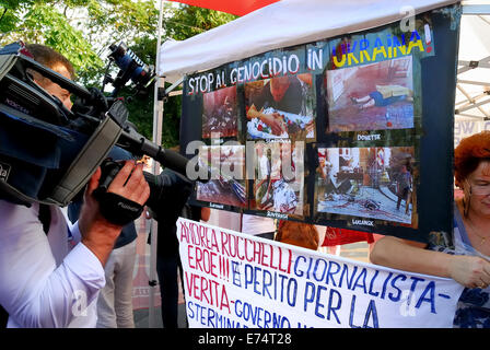 Venise, Lido, Italie. Sep 6, 2014. L'italien et le peuple ukrainien organisent un sit in devant le Palazzo del Cinema. Ils demandent pour la paix dans le Donbass et dénoncer la mauvaise information de la presse italienne et internationale. La manifestation a lieu pendant le 71e Festival International du Film de Venise. Credit : Ferdinando Piezzi/Alamy Live News Banque D'Images