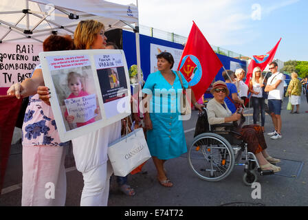 Venise, Lido, Italie. Sep 6, 2014. L'italien et le peuple ukrainien organisent un sit in devant le Palazzo del Cinema. Ils demandent pour la paix dans le Donbass et dénoncer la mauvaise information de la presse italienne et internationale. La manifestation a lieu pendant le 71e Festival International du Film de Venise. Credit : Ferdinando Piezzi/Alamy Live News Banque D'Images