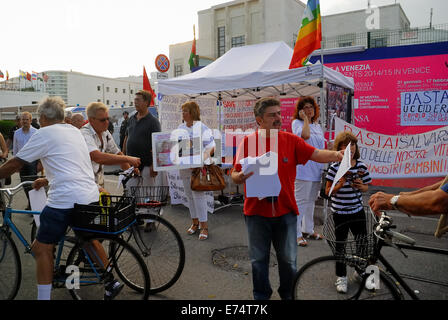 Venise, Lido, Italie. Sep 6, 2014. L'italien et le peuple ukrainien organisent un sit in devant le Palazzo del Cinema. Ils demandent pour la paix dans le Donbass et dénoncer la mauvaise information de la presse italienne et internationale. La manifestation a lieu pendant le 71e Festival International du Film de Venise. Credit : Ferdinando Piezzi/Alamy Live News Banque D'Images