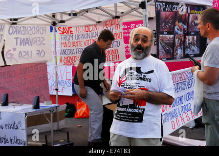 Venise, Lido, Italie. Sep 6, 2014. L'italien et le peuple ukrainien organisent un sit in devant le Palazzo del Cinema. Ils demandent pour la paix dans le Donbass et dénoncer la mauvaise information de la presse italienne et internationale. La manifestation a lieu pendant le 71e Festival International du Film de Venise. Credit : Ferdinando Piezzi/Alamy Live News Banque D'Images