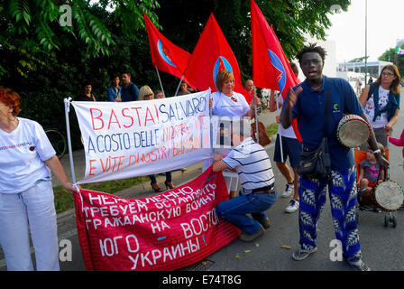 Venise, Lido, Italie. Sep 6, 2014. L'italien et le peuple ukrainien organisent un sit in devant le Palazzo del Cinema. Ils demandent pour la paix dans le Donbass et dénoncer la mauvaise information de la presse italienne et internationale. La manifestation a lieu pendant le 71e Festival International du Film de Venise. Credit : Ferdinando Piezzi/Alamy Live News Banque D'Images