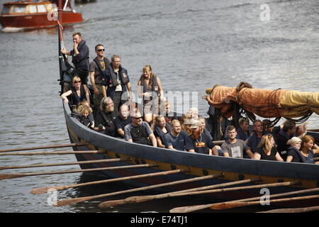 Berlin, Allemagne. Sep 6, 2014. Une réplique d'un bateau viking, "étalon de Glendalough' ramé par les personnes accompagnées par la police fluviale près de Pont Oberbaum aller à Berlin pour une exposition Vikings à Martin-Gropiusbau qui débutera le 9 septembre 2014. Credit : Simone Kuhlmey/Pacific Press/Alamy Live News Banque D'Images