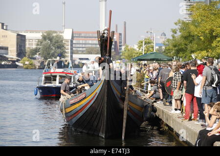 Berlin, Allemagne. Sep 6, 2014. Une réplique d'un bateau viking, "étalon de Glendalough' ramé par les personnes accompagnées par la police fluviale près de Pont Oberbaum aller à Berlin pour une exposition Vikings à Martin-Gropiusbau qui débutera le 9 septembre 2014. Credit : Simone Kuhlmey/Pacific Press/Alamy Live News Banque D'Images