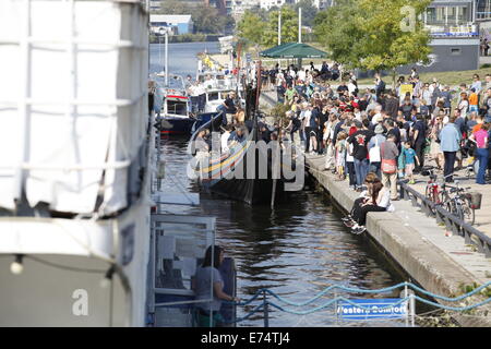 Berlin, Allemagne. Sep 6, 2014. Une réplique d'un bateau viking, "étalon de Glendalough' ramé par les personnes accompagnées par la police fluviale près de Pont Oberbaum aller à Berlin pour une exposition Vikings à Martin-Gropiusbau qui débutera le 9 septembre 2014. Credit : Simone Kuhlmey/Pacific Press/Alamy Live News Banque D'Images