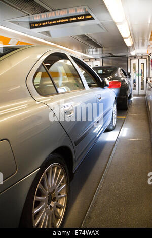 Voitures sont chargés sur des chariots d'Eurotunnel à Coquelles (France) et se préparer à partir en France Banque D'Images