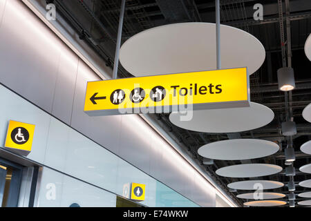 Toilettes signe à airport, UK Banque D'Images