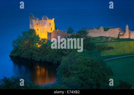 Twilight sur le château d'Urquhart le long de Loch Ness, Highlands, Écosse Banque D'Images