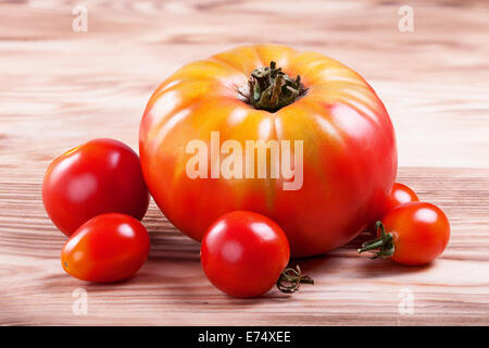 Des tomates mûres sur une planche en bois Banque D'Images