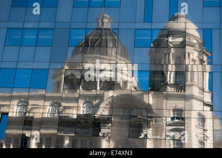 Le port de Liverpool Building Reflected in a modern office block Banque D'Images