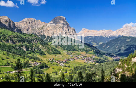 Panorama de montagnes des Dolomites et la vallée de Badia, Trentin-Haut-Adige, Italie Banque D'Images