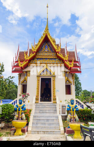 Partie de Wat Karon gardé par des êtres mythiques bleu à Karon, l'île de Phuket, Thaïlande Banque D'Images