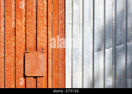 Rusty et toute nouvelle tôle ondulée. Banque D'Images