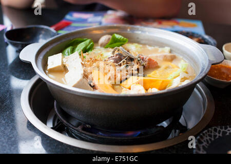 Une cuisine japonaise et asiatique hot pot sur le contexte. Banque D'Images