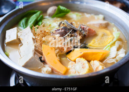 Une cuisine japonaise et asiatique hot pot sur le contexte. Banque D'Images